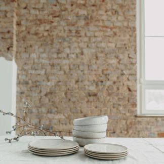 Geschirrset mit vier Teller, vier kleinen Teller und vier Schüsseln