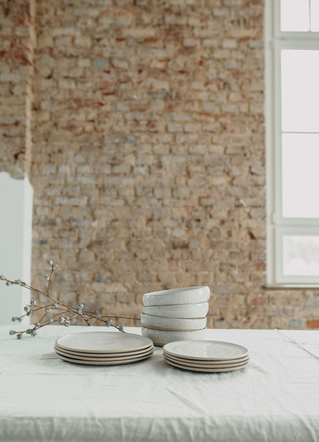 Geschirrset mit vier Teller, vier kleinen Teller und vier Schüsseln